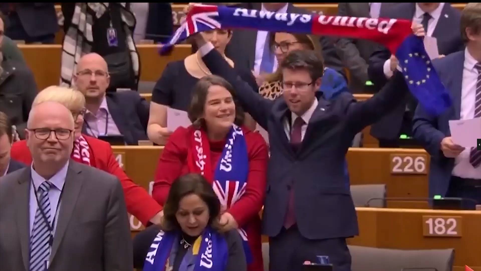 再过一关!欧洲议会通过英国“脱欧”协议 议员高唱《友谊地久天长》